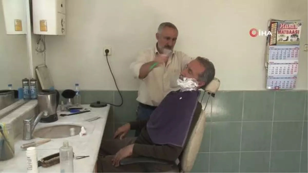 50 yıldır makas sallayarak ailesine bakıyor