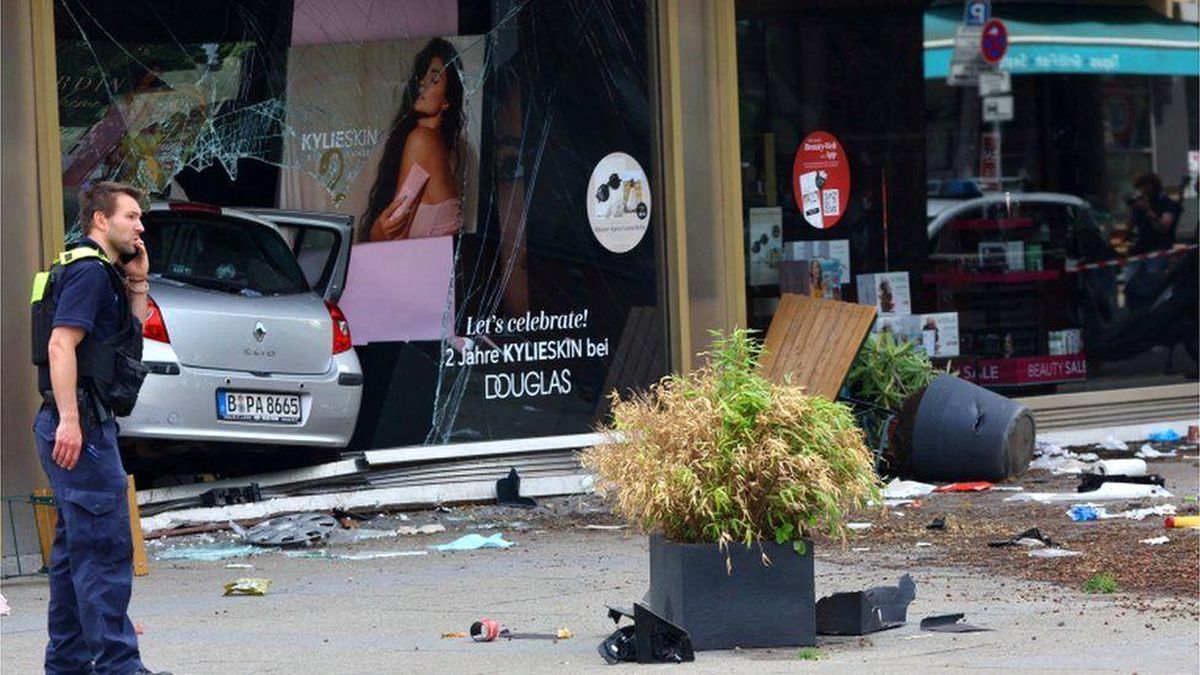 Berlin\'de bir araç kalabalığın arasına daldı: 1 ölü, 8 yaralı