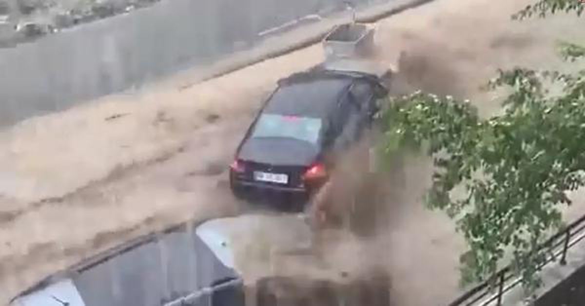 ANKARA\'DA SAĞANAK; YOLU SU BASTI, MİNİBÜSTEKİLER İŞ MAKİNESİYLE KURTARILDI (5)