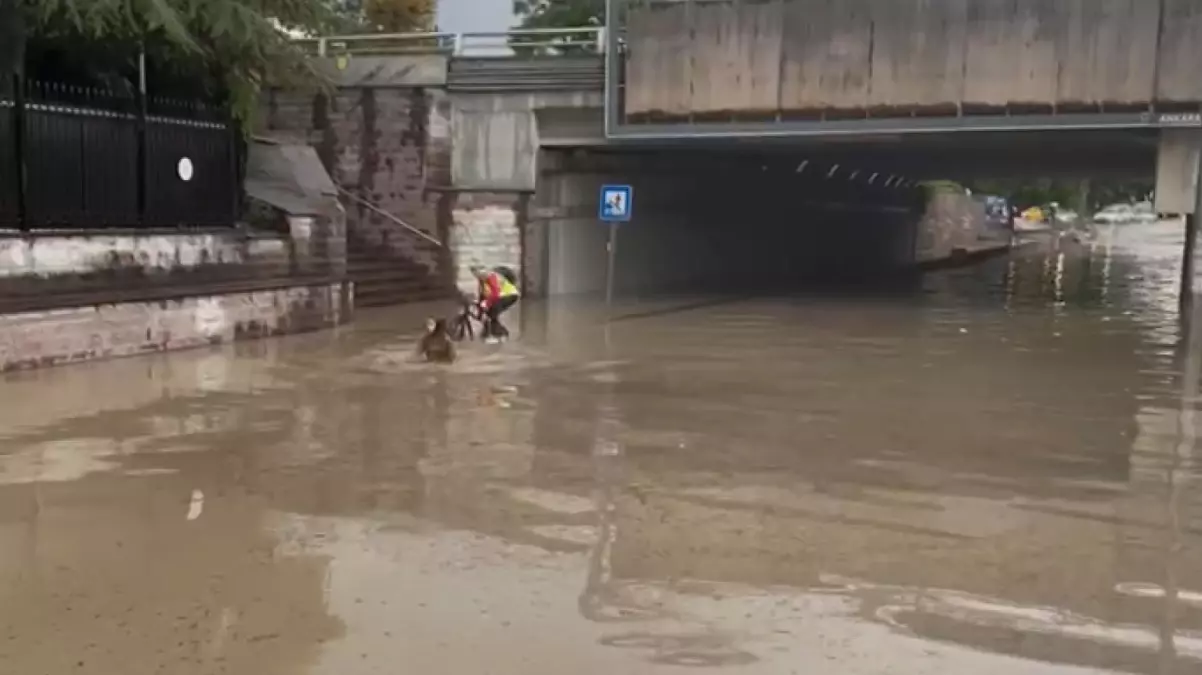 Beşevlerde, Yaşar Bostancı Caddesi'nin büyük bölümü sağanak nedeniyle sular altında kaldı