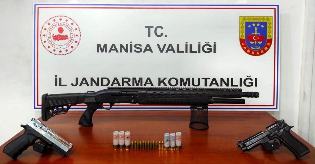Araması bulunan şahıs silahlarla yakalandı