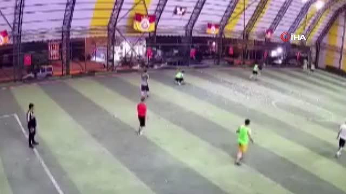 Arkadaşlarıyla futbol oynarken kalp krizi geçirdi... O anlar kamerada
