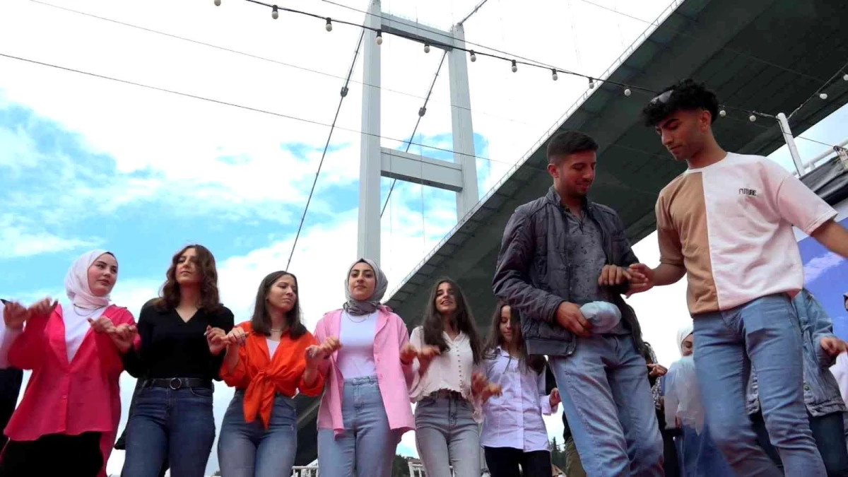 Arnavutköy\'de üniversite sınavına hazırlanan gençler boğaz turu ile doyasıya eğlendi