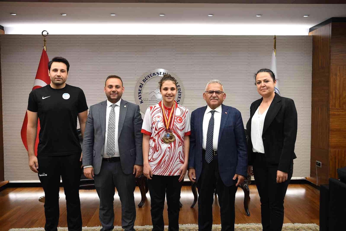 Başkan Büyükkılıç, özel sporcu şampiyon Cemre\'ye destek