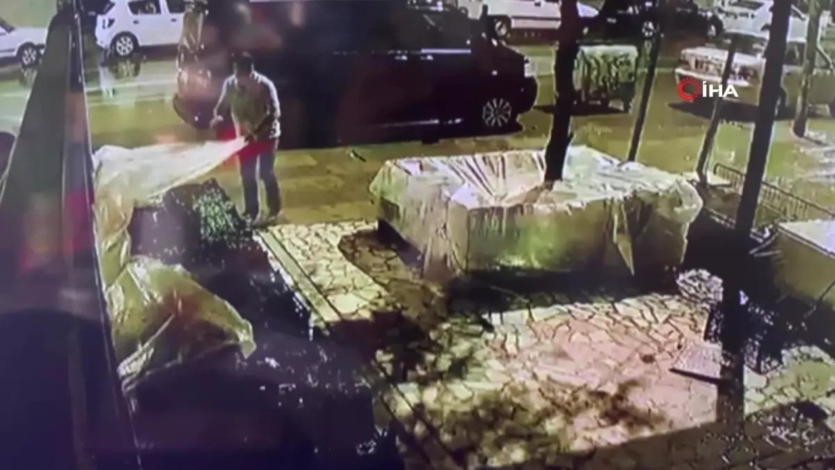 Başkent'te 'insanlık ölmemiş' dedirten anlar... Vatandaş, tezgahtaki ürünler yağıştan zarar görmesin diye üzerlerini örtü