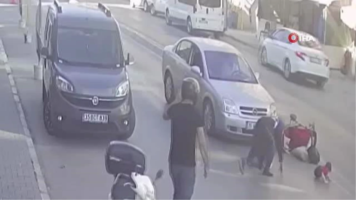 Bebek arabasıyla karşıya geçmeye çalışan anne ve çocuklarına araba çarptı... O anlar kamerada