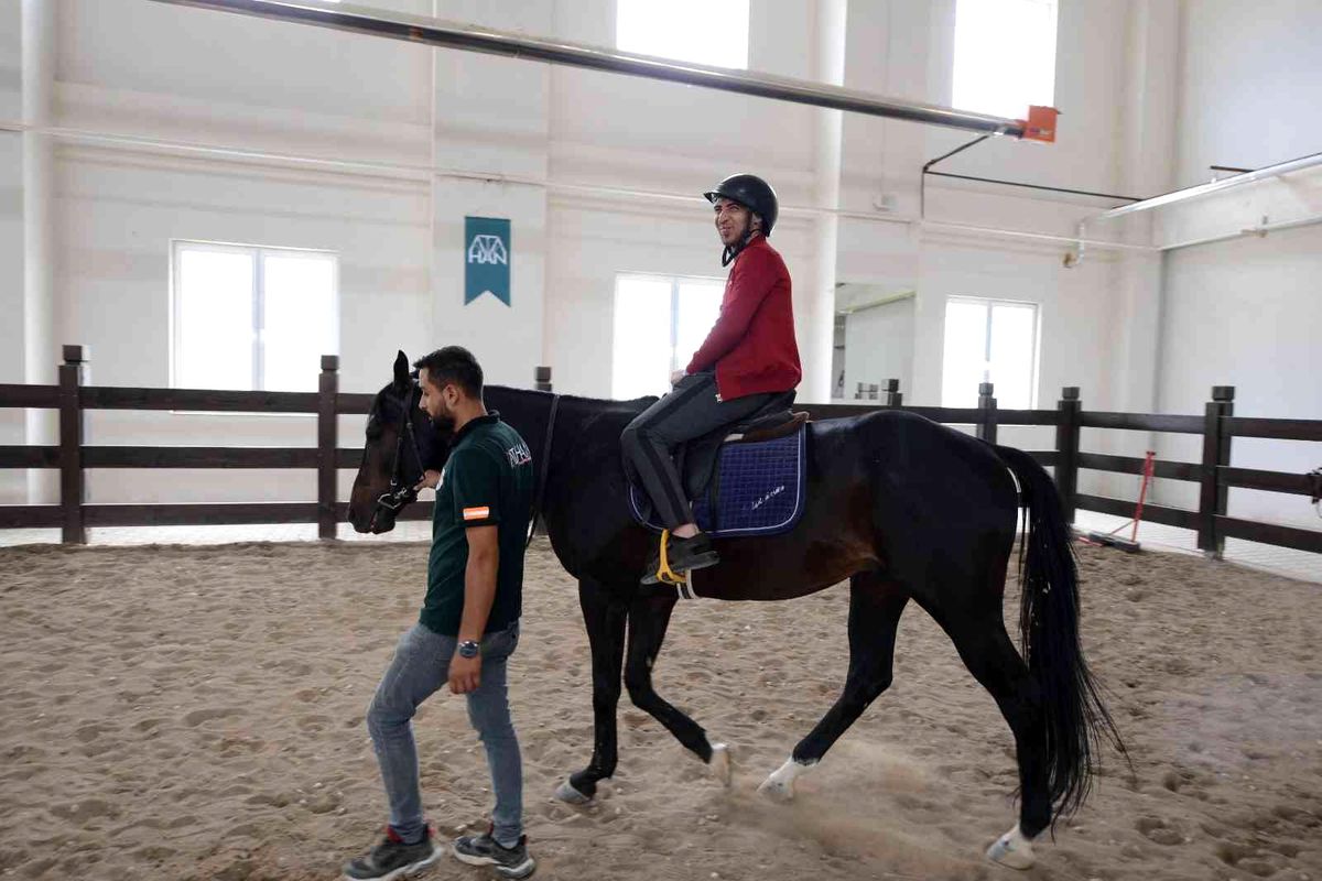 Çorum\'da engelli öğrencilere atlı rehabilitasyon veriliyor
