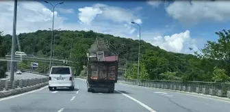 Sarıyer'de demir yüklü kamyonetin tehlikeli yolculuğu kamerada