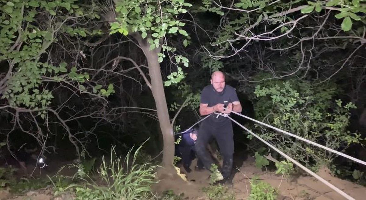 Dengesini kaybederek 10 metrelik uçurumdan düştü
