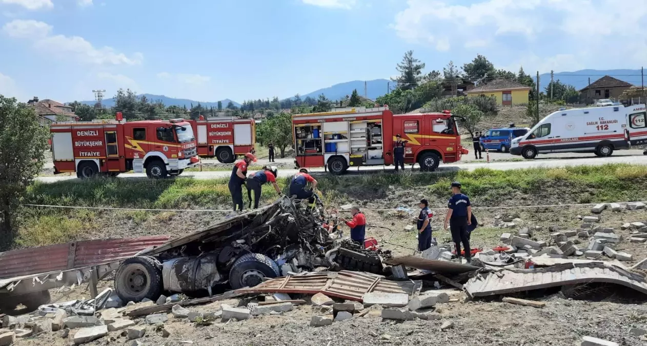 Denizli\'de devrilen tırda sıkışan sürücü kurtarıldı