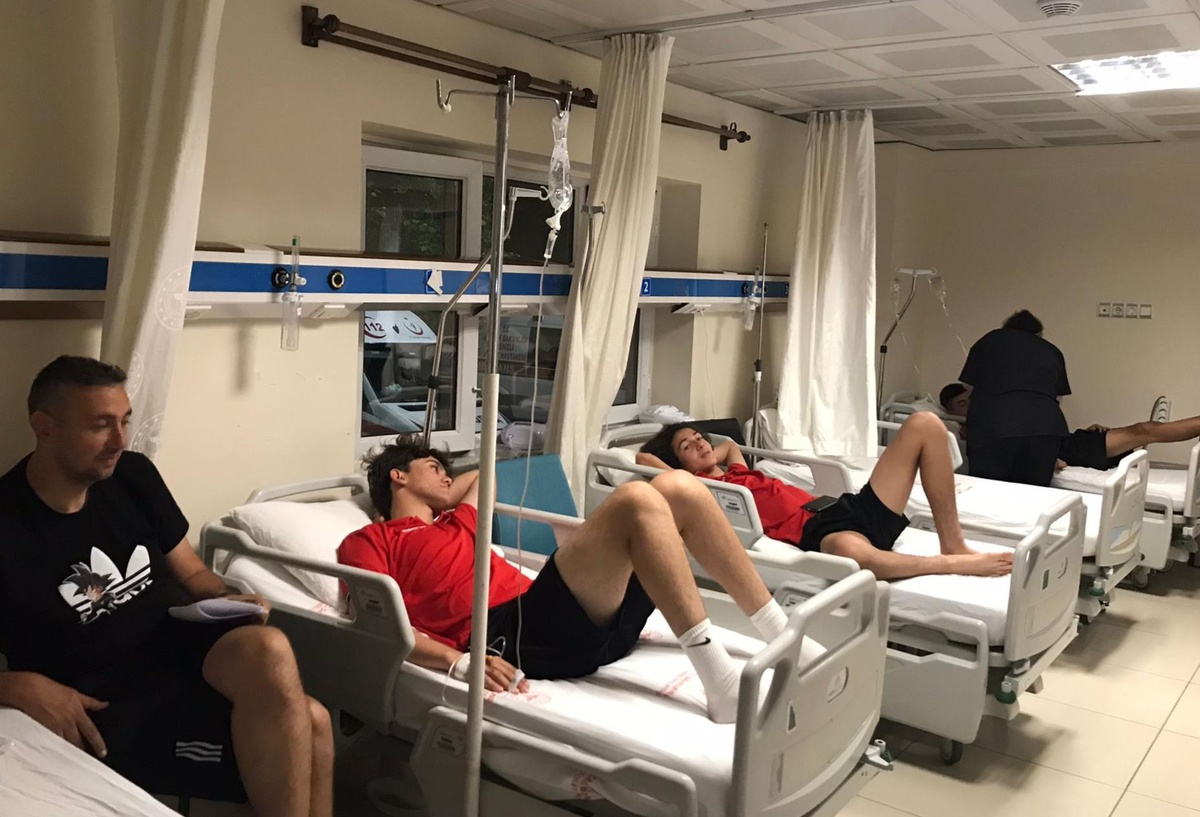 Denizli\'de zehirlenme şüphesiyle hastaneye giden futbolcular taburcu edildi