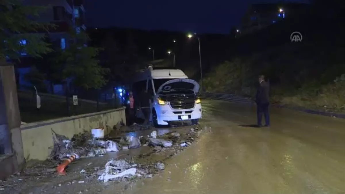 Gökkuşağı Mahallesi'nde, sağanak yağış sonrası temizlik çalışmaları yapıldı