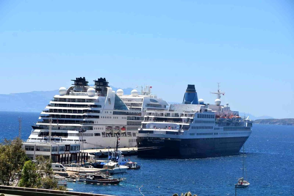 İki dev yolcu gemisi Bodrum'a geldi