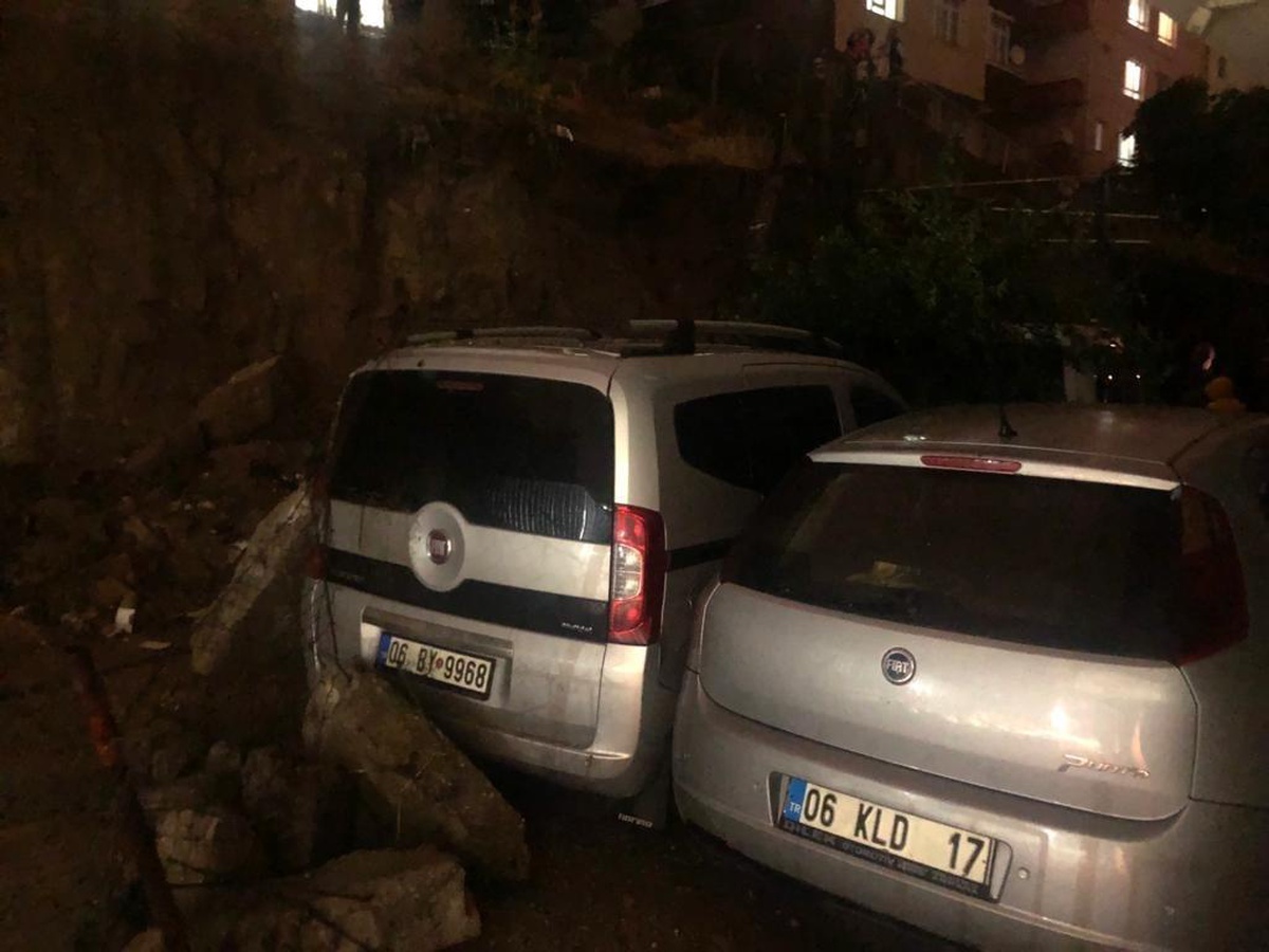 İstinat duvarı çöktü, 5 otomobil zarar gördü