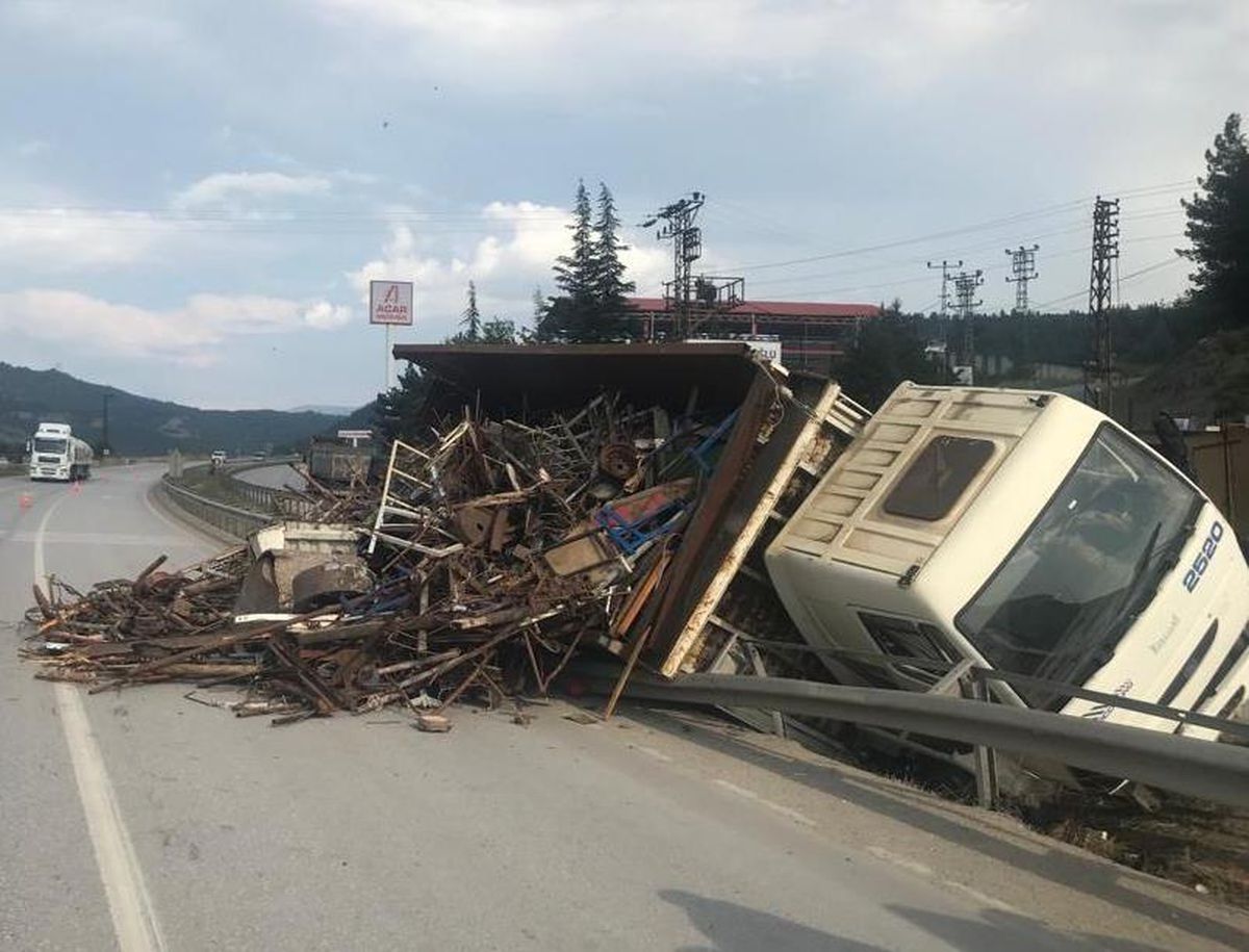 Karabük\'te freni arızalanan kamyon refüje devrildi