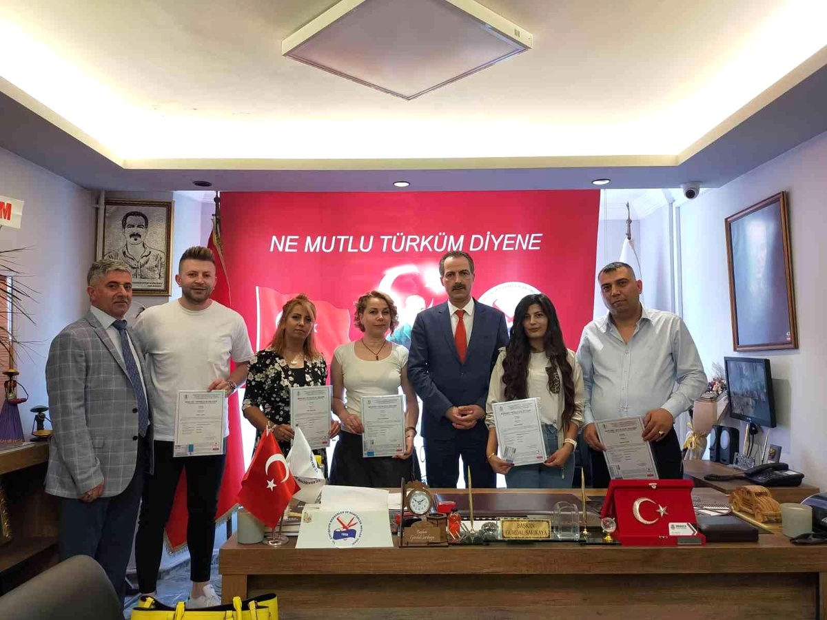 Kuaförler MYK belgelerini aldı