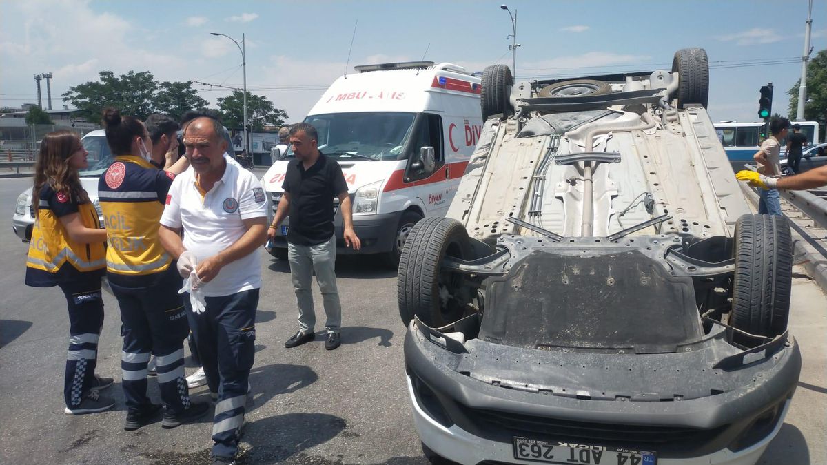 Malatya'da 3 aracın karıştığı kazada 3 kişi yaralandı