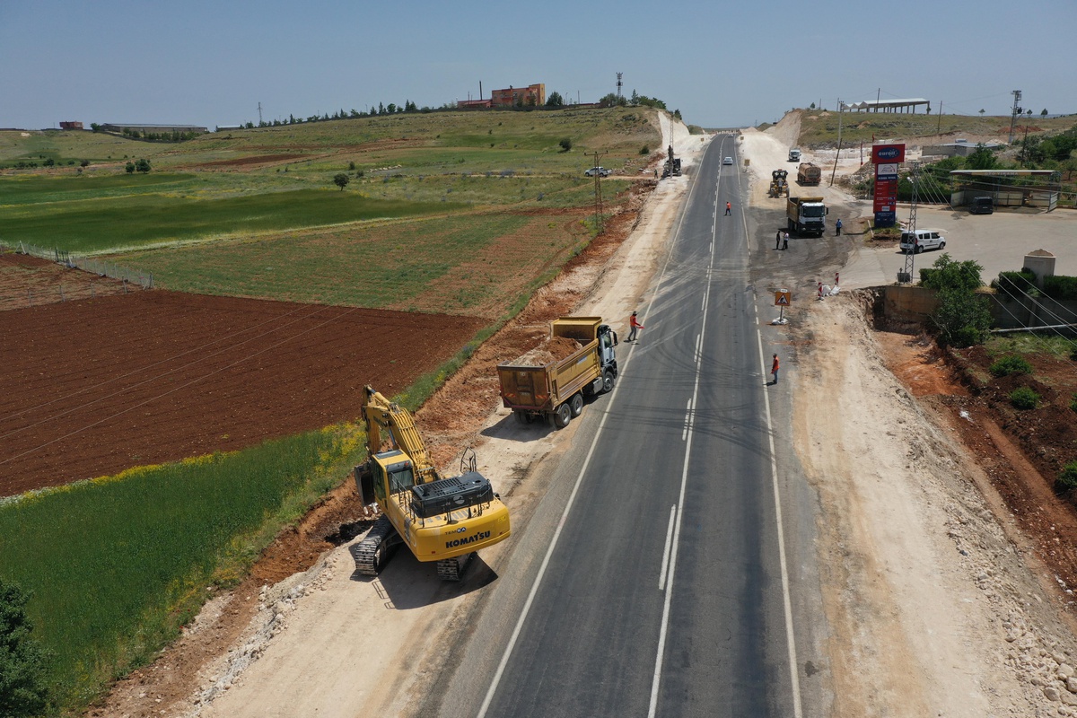 Mardin-Midyat yolunun bölünmüş yol haline getirilmesi için çalışmalar sürüyor