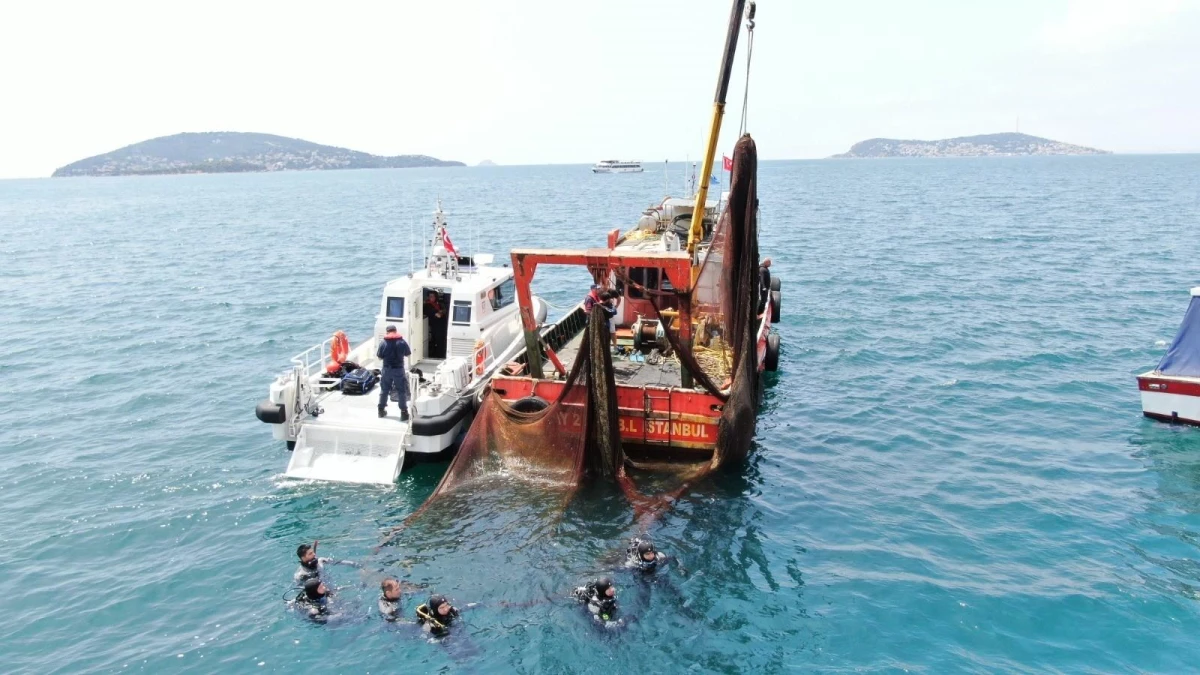 Marmara Denizi\'nde 5 bin metrekare boyutunda dev hayalet ağı çıkarıldı