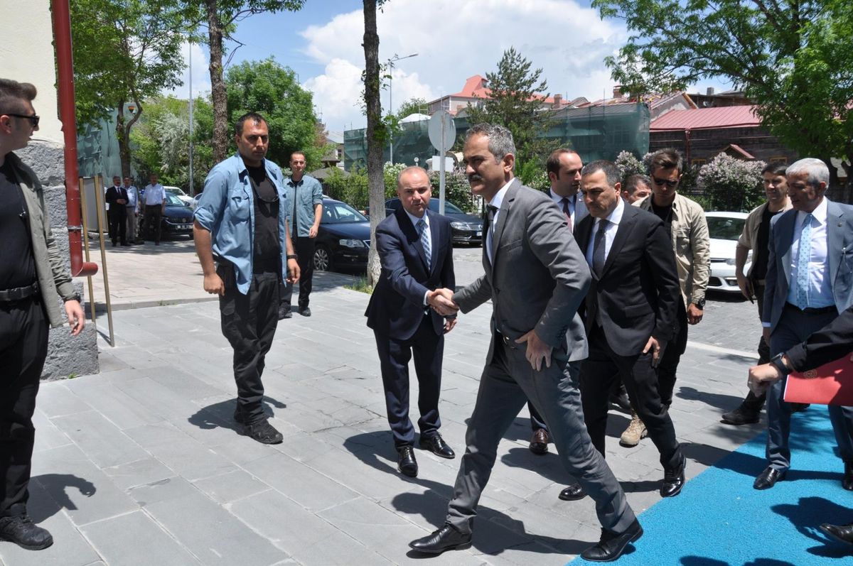 Milli Eğitim Bakanı Özer Kars\'ta