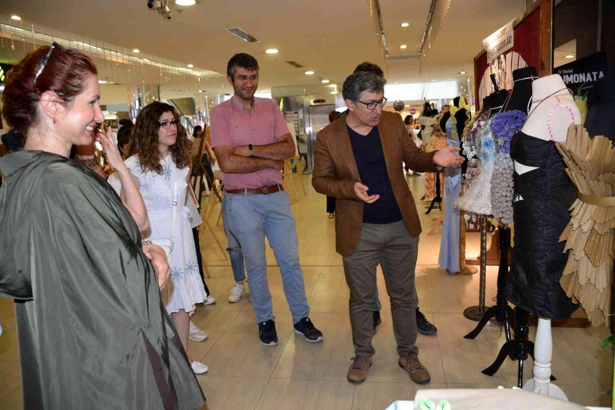 Moda tasarım programı yılsonu sergisi ziyaretçileri bekliyor