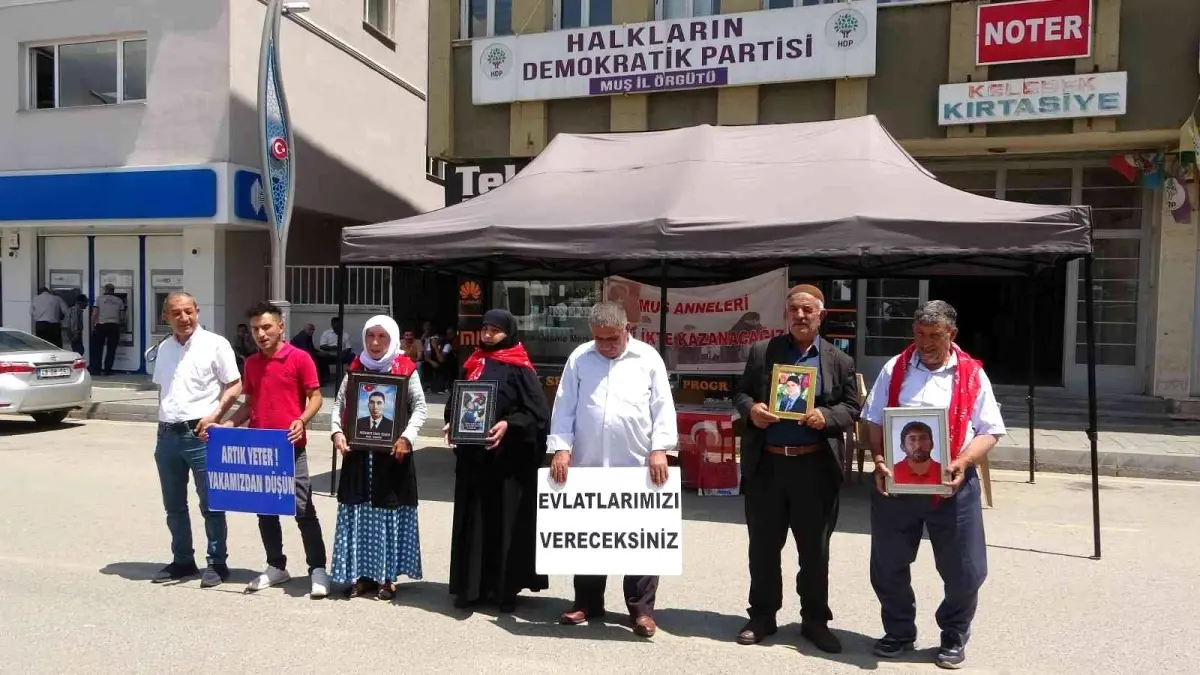 Muş\'ta evlat nöbeti tutan anneler 60 haftadır çocuklarının yolunu gözlüyor