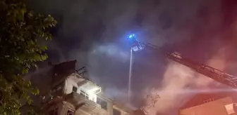 Pendik'te 3 katlı bina alev alev yandı