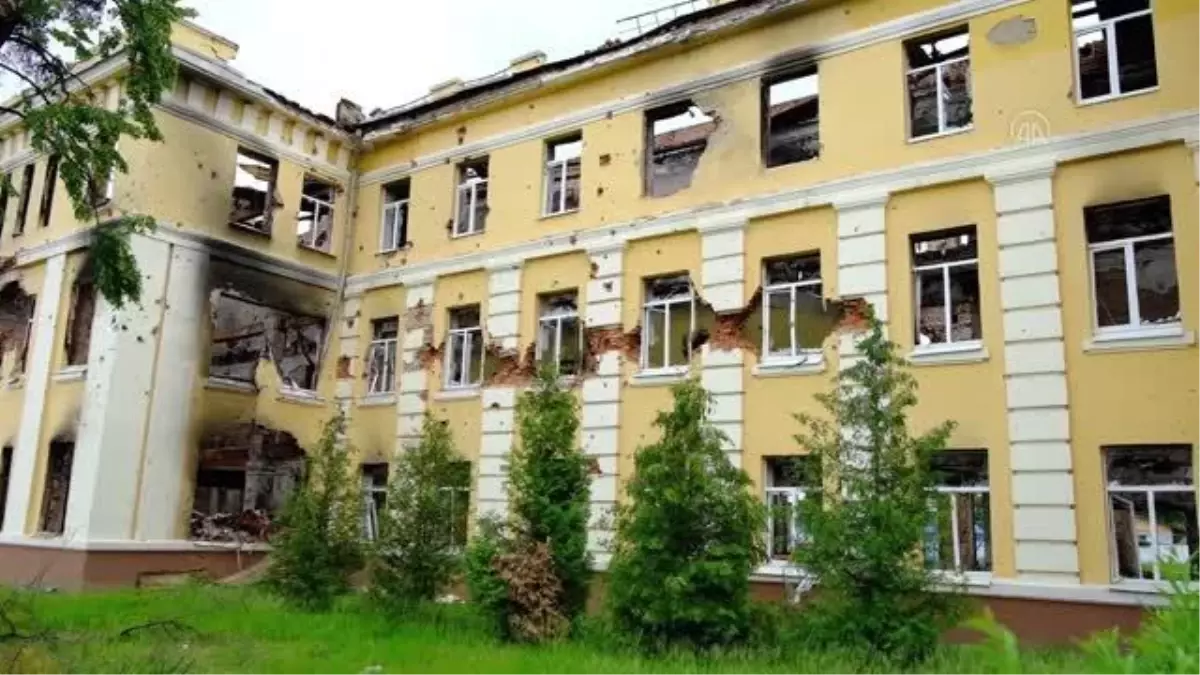 Rus güçlerinin bombardımanında enkaza dönen okulda mezuniyet balosu