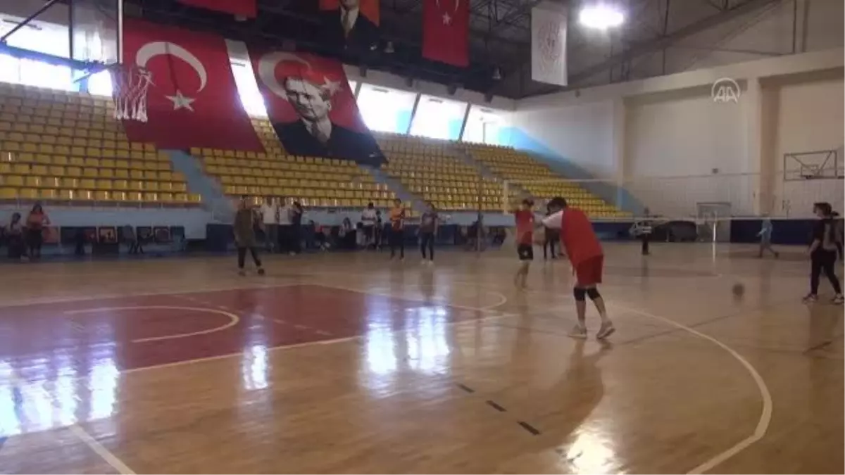 ŞANLIURFA - Milli voleybolcu Yiğiter, memleketindeki genç sporculara tecrübelerini aktarıyor