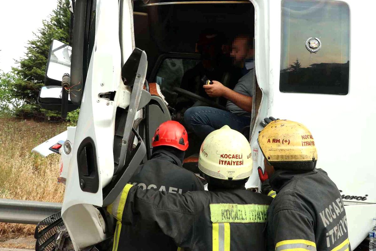 TEM'de kamyona arkadan çarpan tırın sürücüsü araçta sıkıştı