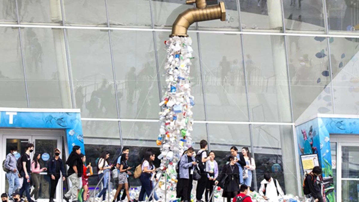 Toronto\'da Plastik Kirliliğe Dikkat Çeken Sanat Enstalasyonu