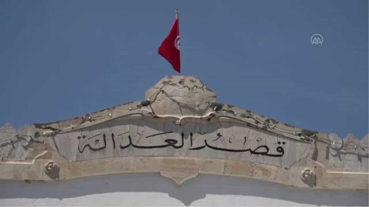 Tunus\'ta Cumhurbaşkanı Said\'in onlarca yargıcı görevden alması protesto edildi