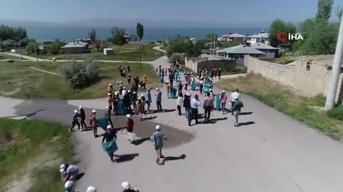 Tuşba Belediyesi, öğrenciler ile birlikte Van Gölü sahilinde temizlik yaptı
