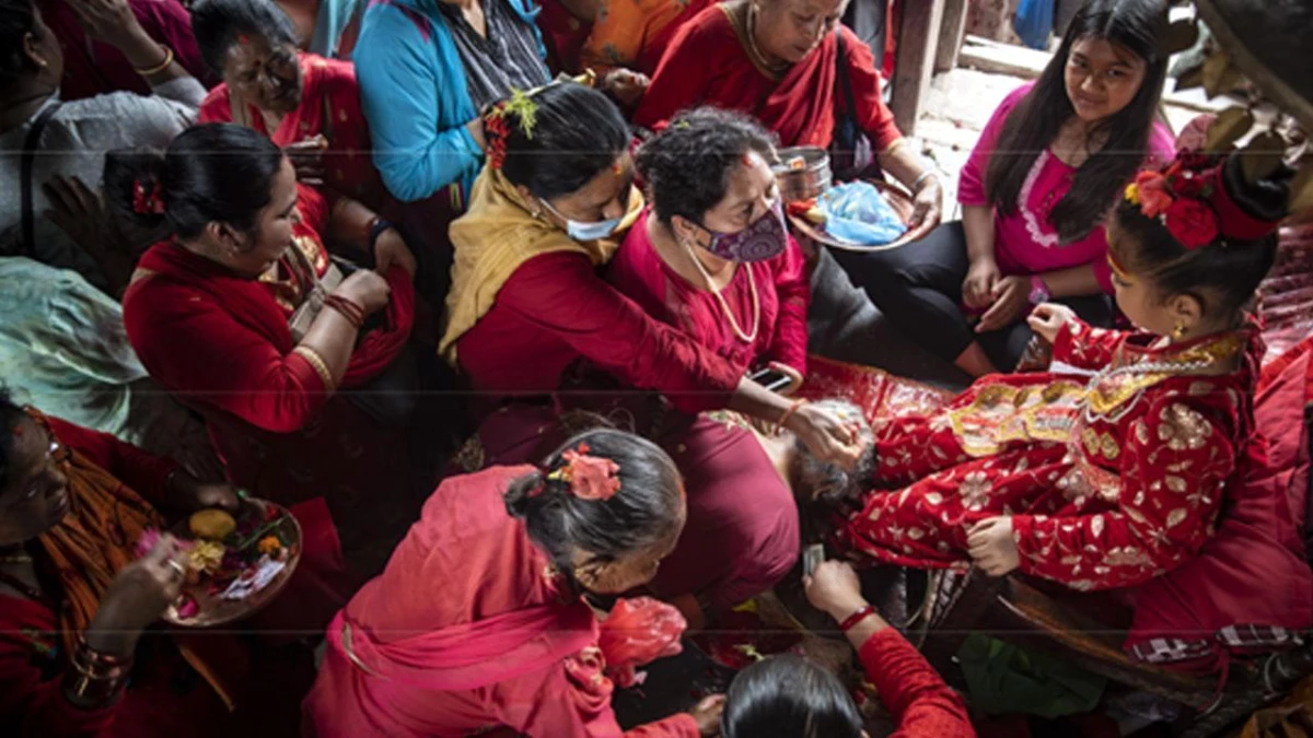 Yaşayan Tanrıça"Ya İbadet Eden Nepalliler