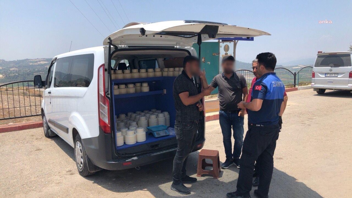 Zabıta Ekipleri Tarsus\'ta Halk Sağlığına Zararlı 447 Kilogram Bidon Peynir Ele Geçirdi