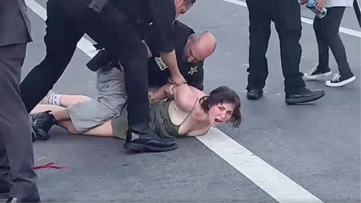 ABD Başkanı Biden\'ı megafonla protesto eden kadın polisin sert müdahalesiyle karşılaştı!