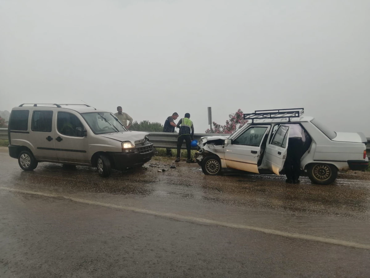 Adana\'da aynı yerde meydana gelen iki ayrı trafik kazasında 3 kişi yaralandı