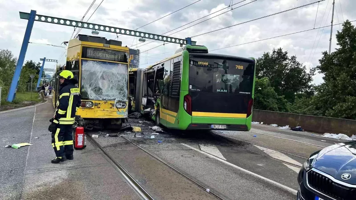 Almanya\'da otobüsle tramvay çarpıştı