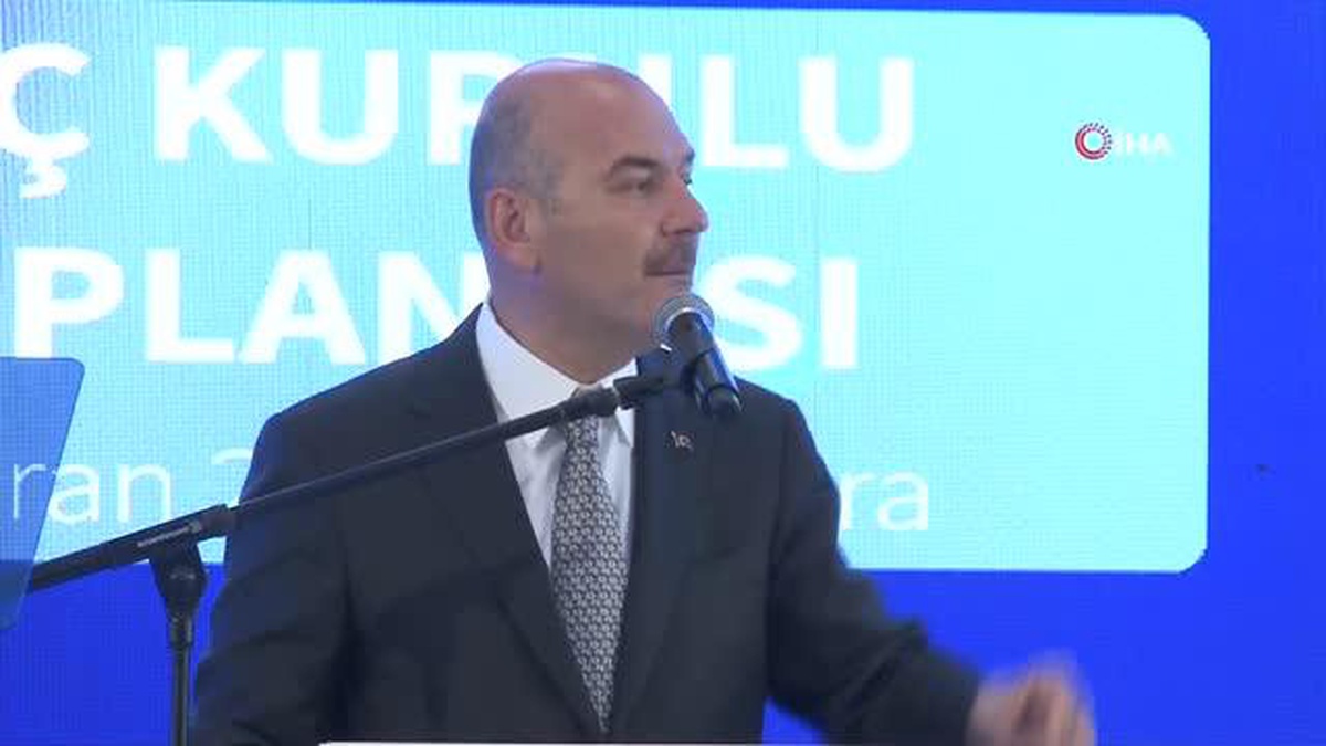 Bakan Soylu, şehirlerarası yabancı taşıyan taksilere izin belgesi sorma zorunluluğu getirildiğini duyurdu