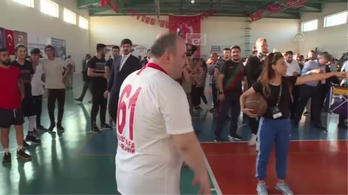 Bakanlar Varank ve Kasapoğlu, Diyarbakır\'da gençlerle basketbol oynadı