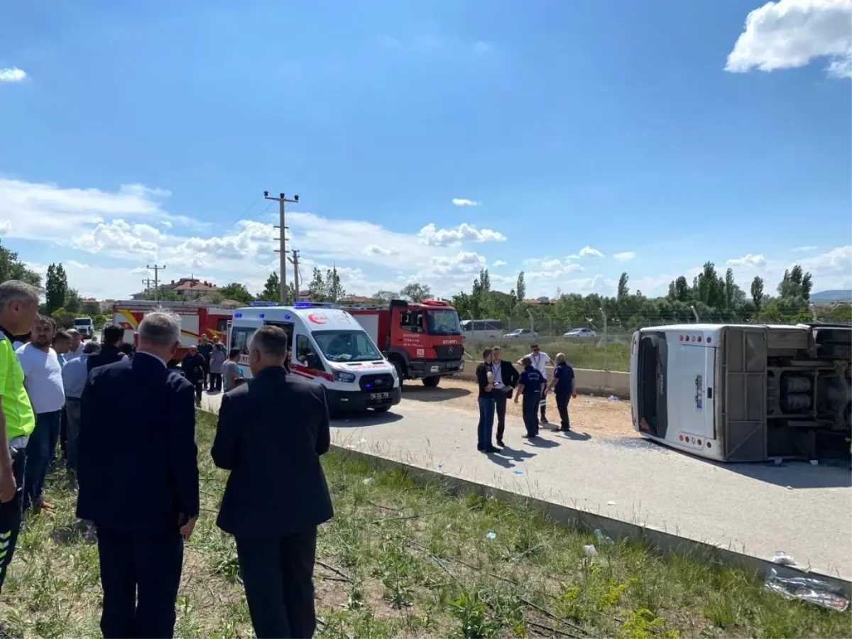 Başkent'te servis minibüsü devrildi: 15 yaralı