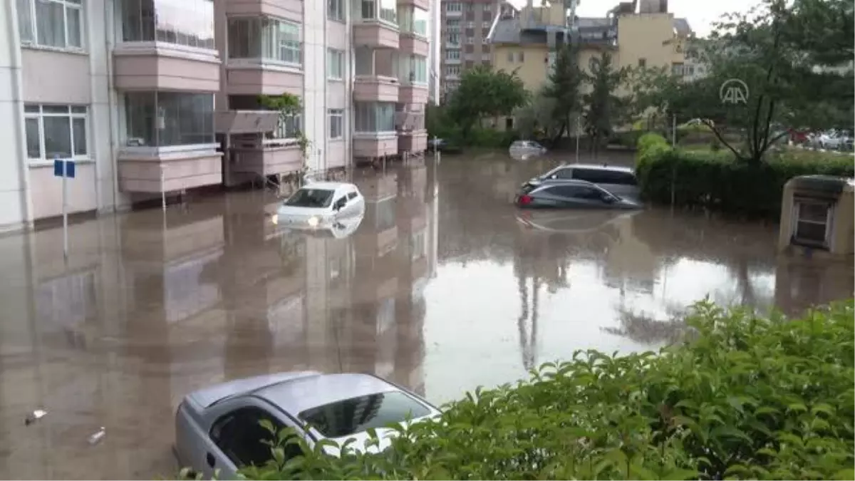 Başkentte sağanak nedeniyle otomobiller yarıya kadar suya gömüldü