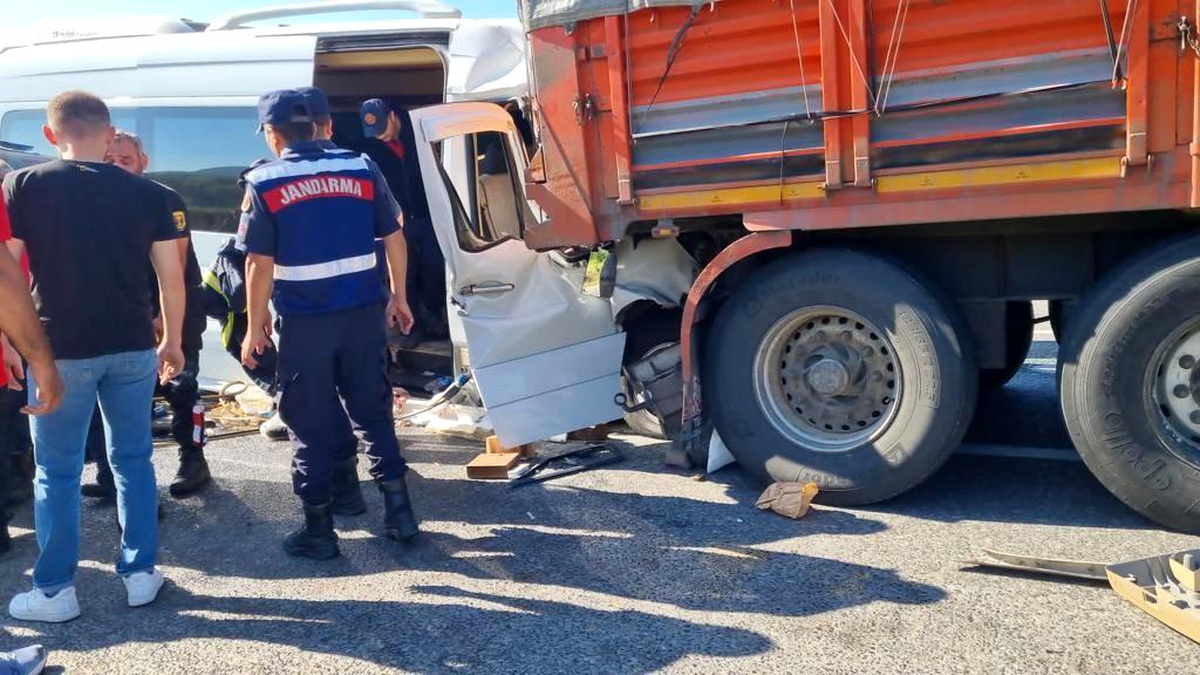 Bilecik\'in Bozüyük ilçesinde öğrencileri taşıyan minibüs, Eskişehir Bursa karayolunda seyir halindeyken kamyona arkadan çarptı.