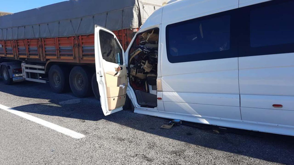 Bilecik\'te feci kaza! Öğrencileri taşıyan minibüs, tıra çarptı: 2\'si ağır 13 kişi yaralı