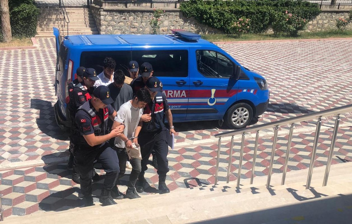 Bilecik\'te tarım aleti çaldıkları iddiasıyla yakalanan 3 zanlıdan 2\'si tutuklandı