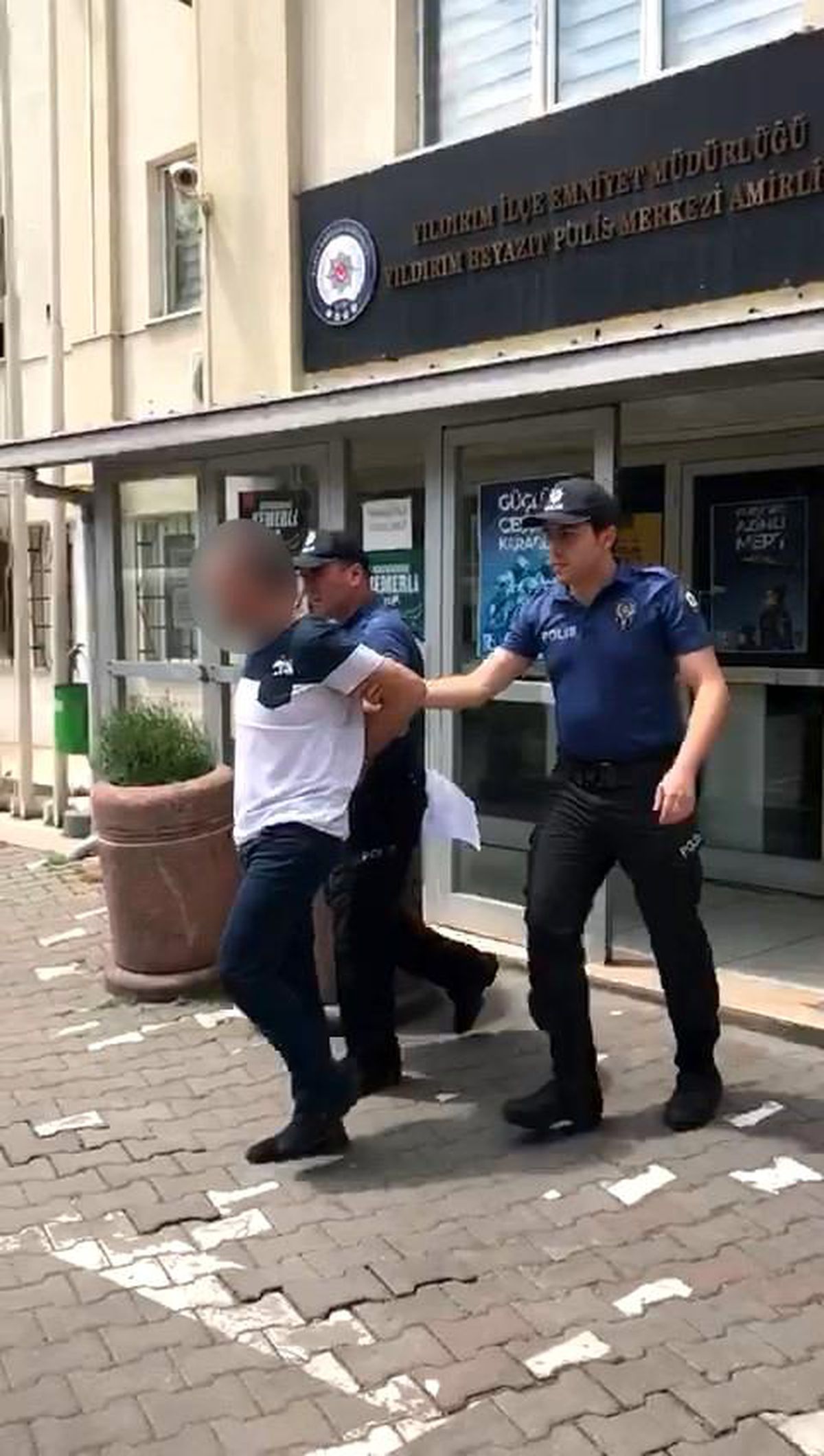 Bursa\'da park halindeki araçtan kredi kartı çalan hırsız otelde yakalandı
