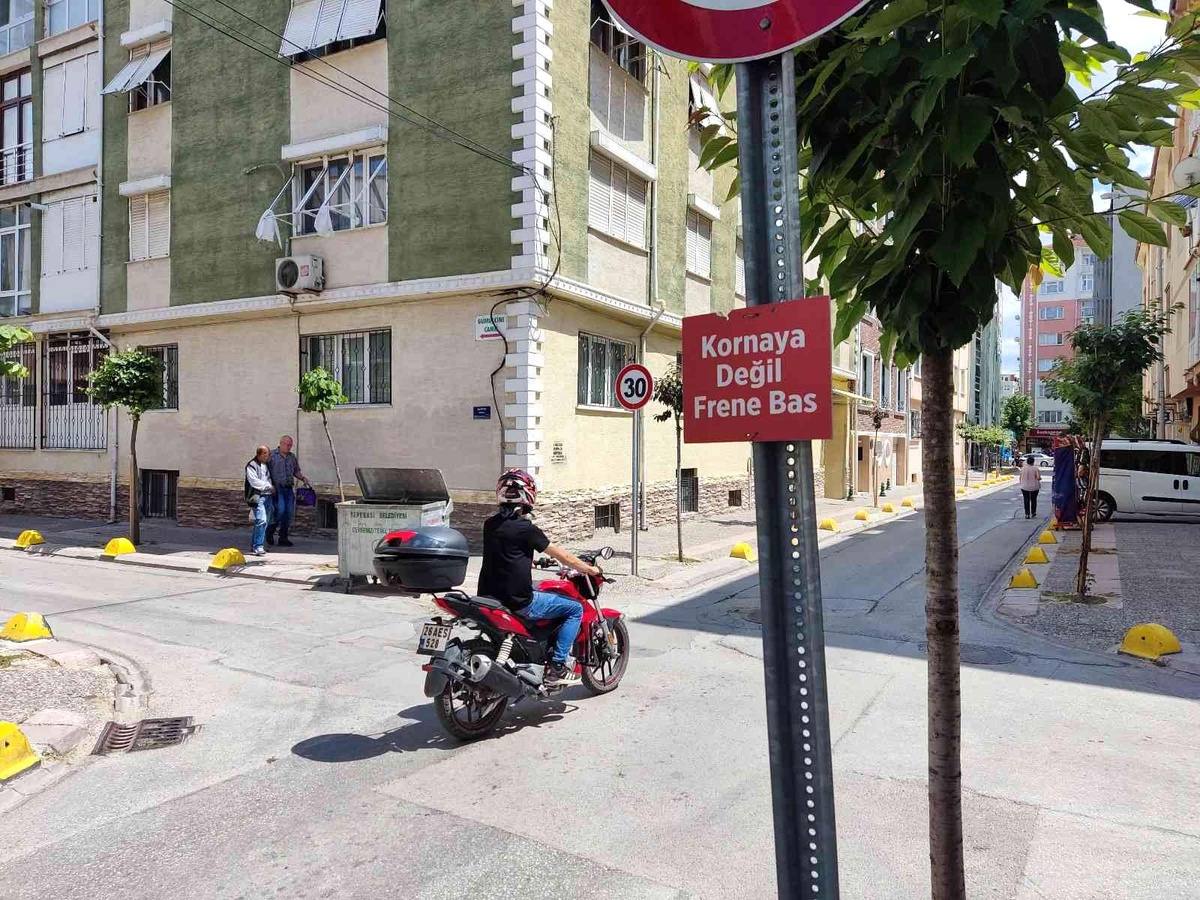 Dört yol ağzına asılan "Kornaya değil frene bas" yazısı dikkat çekti