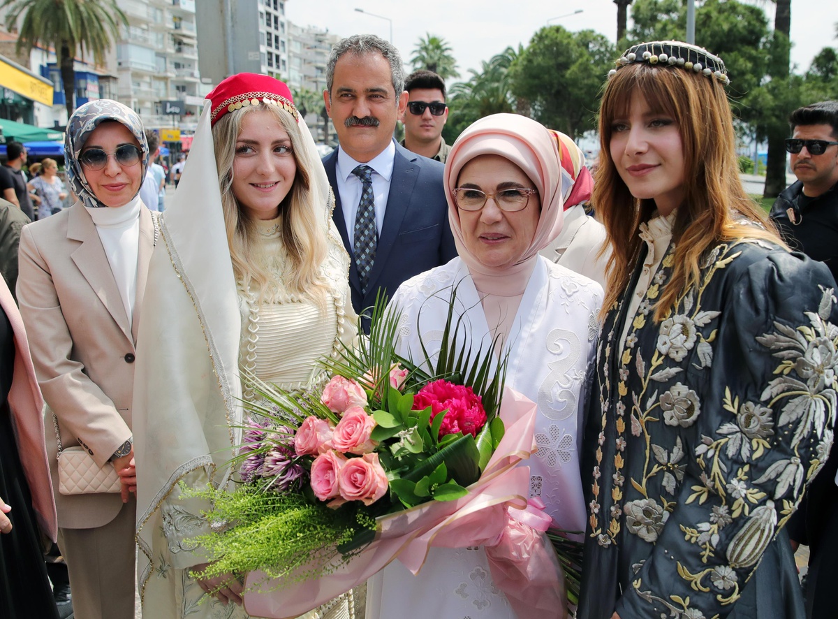 Emine Erdoğan ve Bakan Özer, İzmir\'de kültür sanat merkezini açtı