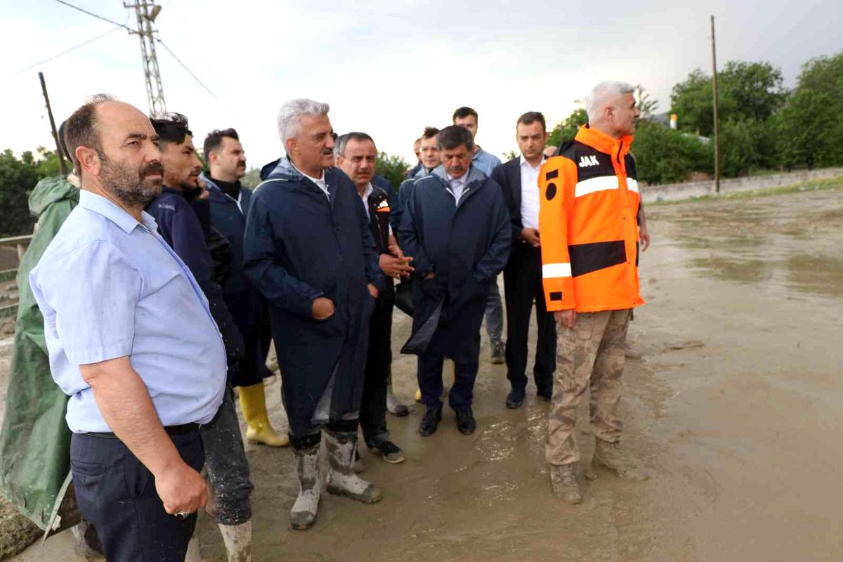 Erzincan\'da sağanak sele dönüştü