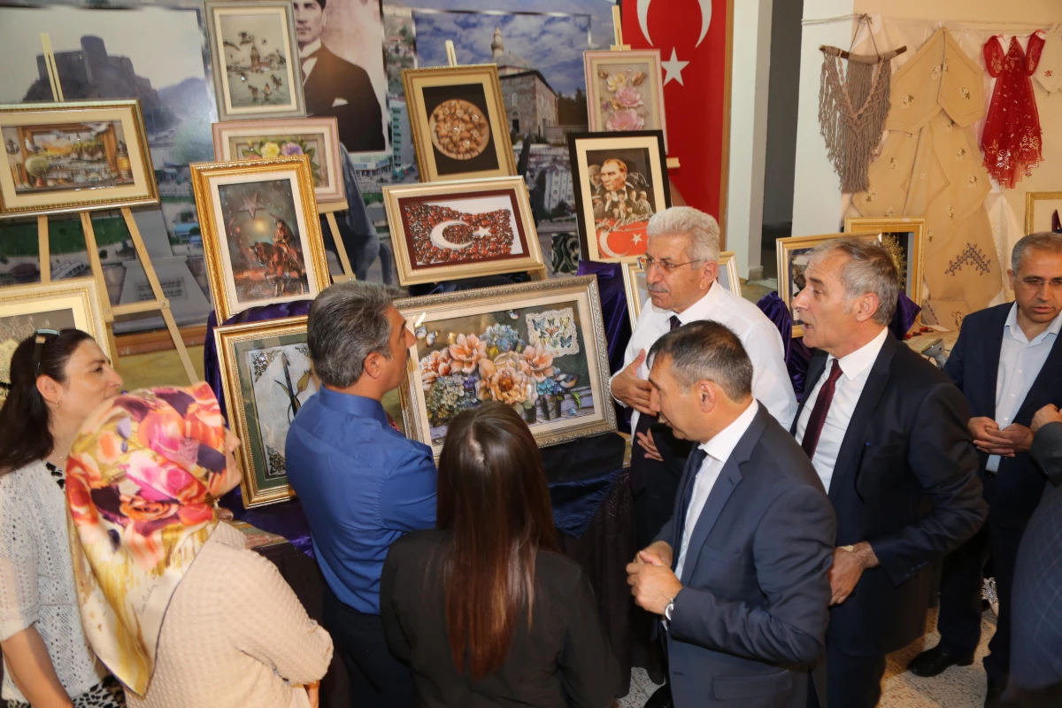 Erzurum'da kurslara katılan kadınlar el emeği ürünlerini sergiledi